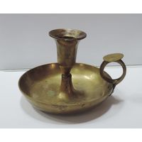 Бронзовый подсвечник с ручкой 50-60-е годы Европа. Высота 8.5 см.