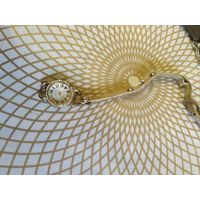 Часы наручные с ремешком   ,   тикают. Состояние на скане.