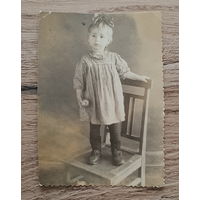 Девочка на стуле, СССР 1950 г.