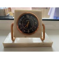 Часы Молния на мраморной подставке . Рвботают