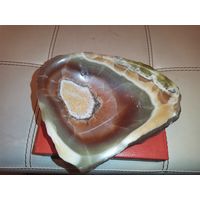 Тяжёлая мелочница вырезанная из оникса, размер 17*13*4 см., есть мелкие коцки.