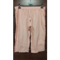 Легкие бриджи нежно-розового цвета на 62-66 размер, хлопочек. Очень приятные на ощупь. Длина 77 см, ПОталии в нерастянутом состоянии 49 см, легко тянутся до ПО 65 см. В состоянии нового.