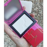 Компактная финишная прозрачная пудра Nars Light Reflecting Setting Powder Translucent Crystal 8.5 gr в комплекте со спонжем