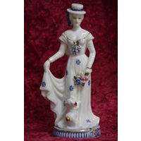 Статуэтка фарфоровая  20 см   ( целая )