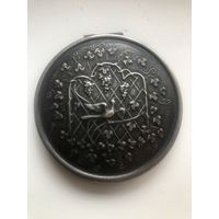 Пудреница виноградная лоза, птица, с зеркалом СССР. Винтажная.