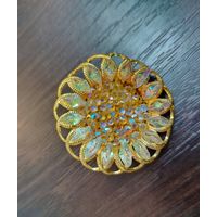 Винтажная круглая брошь в форме цветка с инкрустацией выполнены из разного размера ограненного стекла или кристаллов с нанесением  Aurora Borealis который создает радужные переливы на поверхности