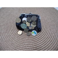 Кошелек старый с монетами.