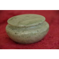 Шкатулка , натуральный камень   ( диаметр 9 см , высота 4,5 см )