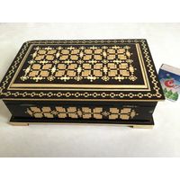 Деревянная шкатулка