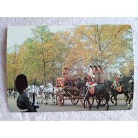 Лондон. Карета, возвращающаяся к Букенгемскому дворцу после официального открытия здания парламента