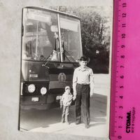 Фотография. Офицер ГСВГ в гражданском с ребенком. ГДР. Возле автобуса. 1970-е