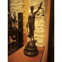 Большая бронзовая статуя фемиды