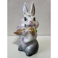 Фарфор. Статуэтка "Заяц с морковкой" Добруш.  АУКЦИОН не с рубля без МПЦ.