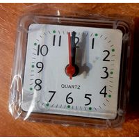 Часы-будильник, стрелки светятся в темноте. Хорошо читаемый циферблат. Громкий звук. Батарейка R6. Очень полезный аксессуар в быту. Тестовая батарейка-в подарок. Есть 3 штуки. Могу выслать Европочтой