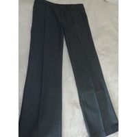 Классические брюки прямого покроя, с низкой посадкой талии, из хорошей серой ткани, 44 размера.