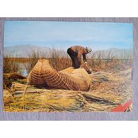 Этнография. Перу, Пуно. Индеец Урос строит лодку