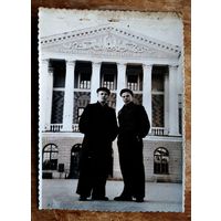 Фото у главного корпуса Белорусского политехнического института им. Сталина. (БПИ). Минск. 1950-е. 8х11.5 см.