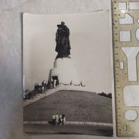Фотография. Памятник Советскому солдату в Берлине. Трептов парк. 1960. Семья военных ГСВГ на экскурсии.