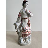 СТАТУЭТКА ФАРФОРОВАЯ " ЦВЕТЕТ ТЕРЕН. ДЕВУШКА У ПЛЕТНЯ. ". 24*9*8 СМ. 1 СОРТ. КРАСНОЕ КЛЕЙМО. ЗХК ПОЛОННОЕ. СМ.ФОТО, КЛЕЙМО И ОПИСАНИЕ.