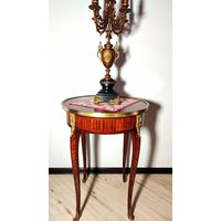 Столик старинный.