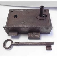 Замок старинный с ключом