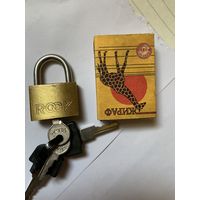 Новый замочек ещё из 2000-х годов. 2 больших ключа выполняют функции брелка. Размеры по коробке.