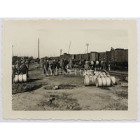 Разгрузка вагонов с топливом. Станция Чудово 1-Московская, г. Чудово. 1941 год