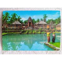 Этнография. Индонезия, Бали. Девушки, несущие подношения