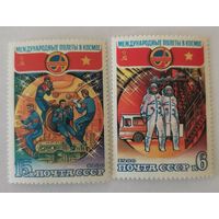 Две марки из серии "Полет в космос шестого международного экипажа (СССР-СРВ)" - Космонавты В.Горбатко и Фам Туан у трапа и На борту Комплекса