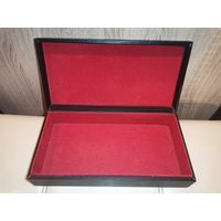 Деревянный футляр для хранения обтянутый эко-кожей, размер 26.5*13.5*6 см., хорошее состояние.