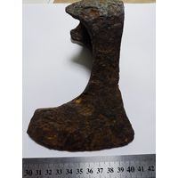 Старинный железный топор-бородач