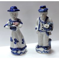 Статуэтки фарфоровые "Мужчина и женщина с цветами" 90-е годы Европа. Высота 17 см.