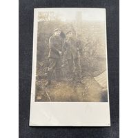 Фотооткрытка 1 Мировая война / Два товарища в полевой форме и головных уборах 1918 год