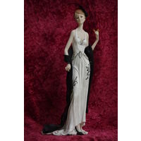 Статуэтка ( художественный пластик)  33 см   ( целая )