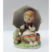 Статуэтка фарфоровая "Девочка с лягушкой под зонтиком" 80-е годы Европа. Высота 8 см.