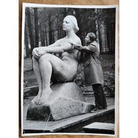 Фото у скульптуры. Дом отдыха Нарочь. 1985 г. 8.5х11.5 см.