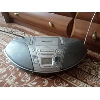 Музыкальный центр Panasonic в рабочем состоянии с пультом