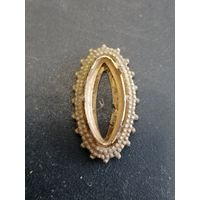 Старая брошь или часть от знака