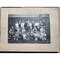 Фото детей детского сада с воспитательницей. 1930-е. 16х23 см. На паспарту.
