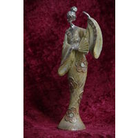 Статуэтка ( художественный пластик)  26 см   ( целая )