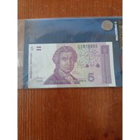 Банкнота и монета в упаковке