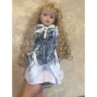 Интерьерная кукла фарфор, на подставке. Красивые длинные волосы, милое личико, качественная работа. В комплекте есть шляпка из белого шифона. Б\у. Стоила в разы дороже.