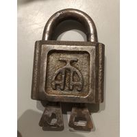 Старинный навесной замок с двумя ключами АТА