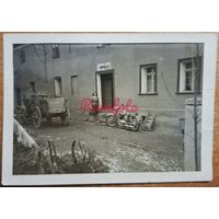 Девушка улица мотоцикл телега ретро фото типажи подписана на польском
