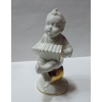 Статуэтка фарфоровая "Мальчик с гармошкой на шаре" 70-е годы Германия. Высота 13.5 см.