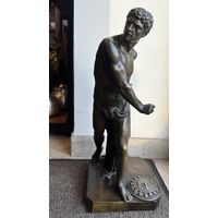 Бронзовая статуя гладиатора