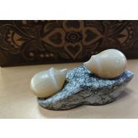 Винтажная советская интерьерная статуэтка из натурального камня на мраморной подставке Ёжики