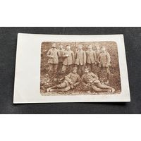 Фотооткрытка / группа солдат времён Первой мировой войны полевые мундиры и фуражки образца 1915 года (Bluse M15)