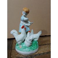 Статуэтка Девочка кормит кур Минск