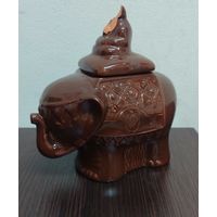 Игрушка пластмассовая снегурочка СССР. Винтажный слоник керамический  для хранения чая .